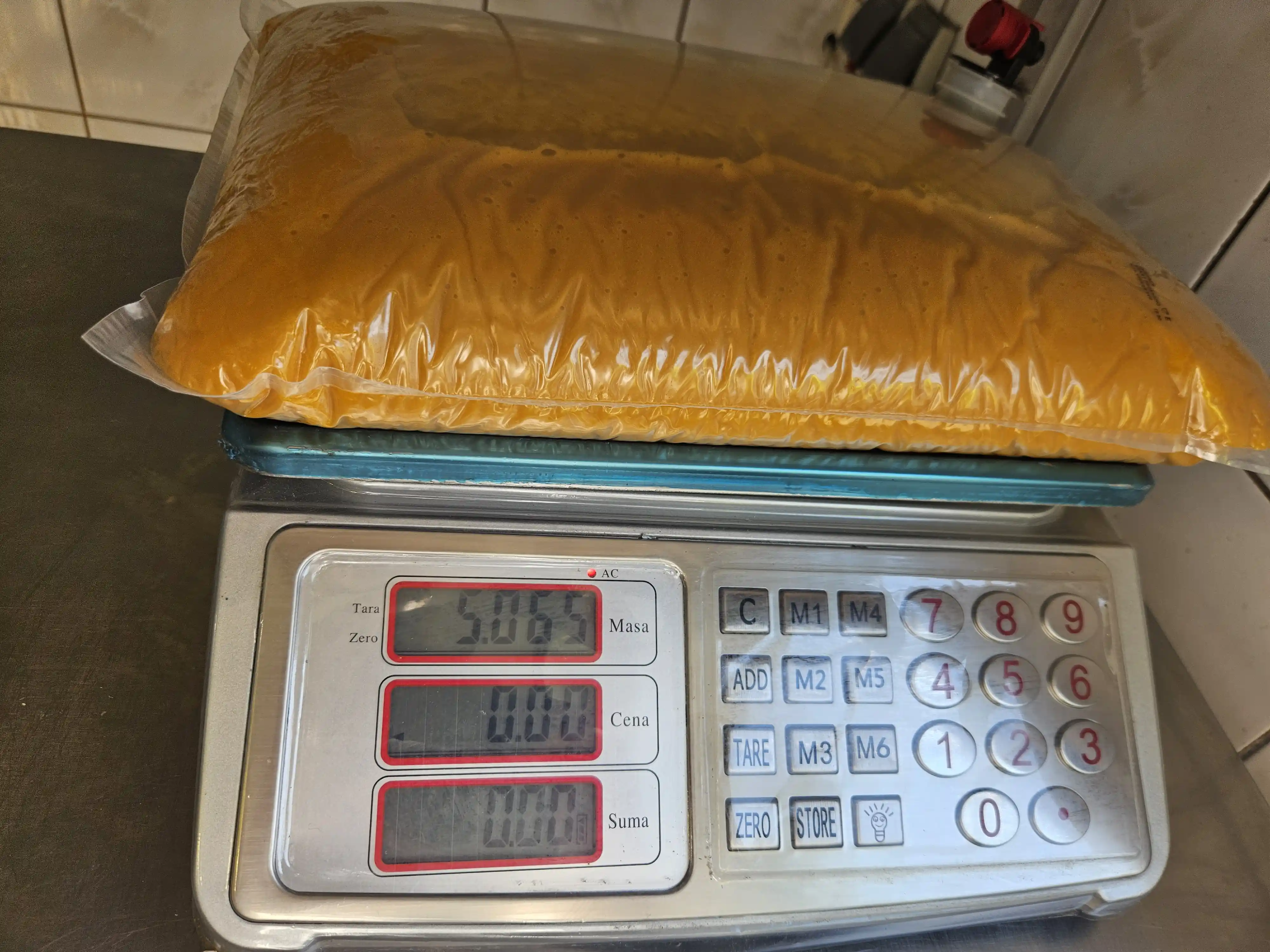 Mango pulp aseptic bag 5 kg on scale – weight verification