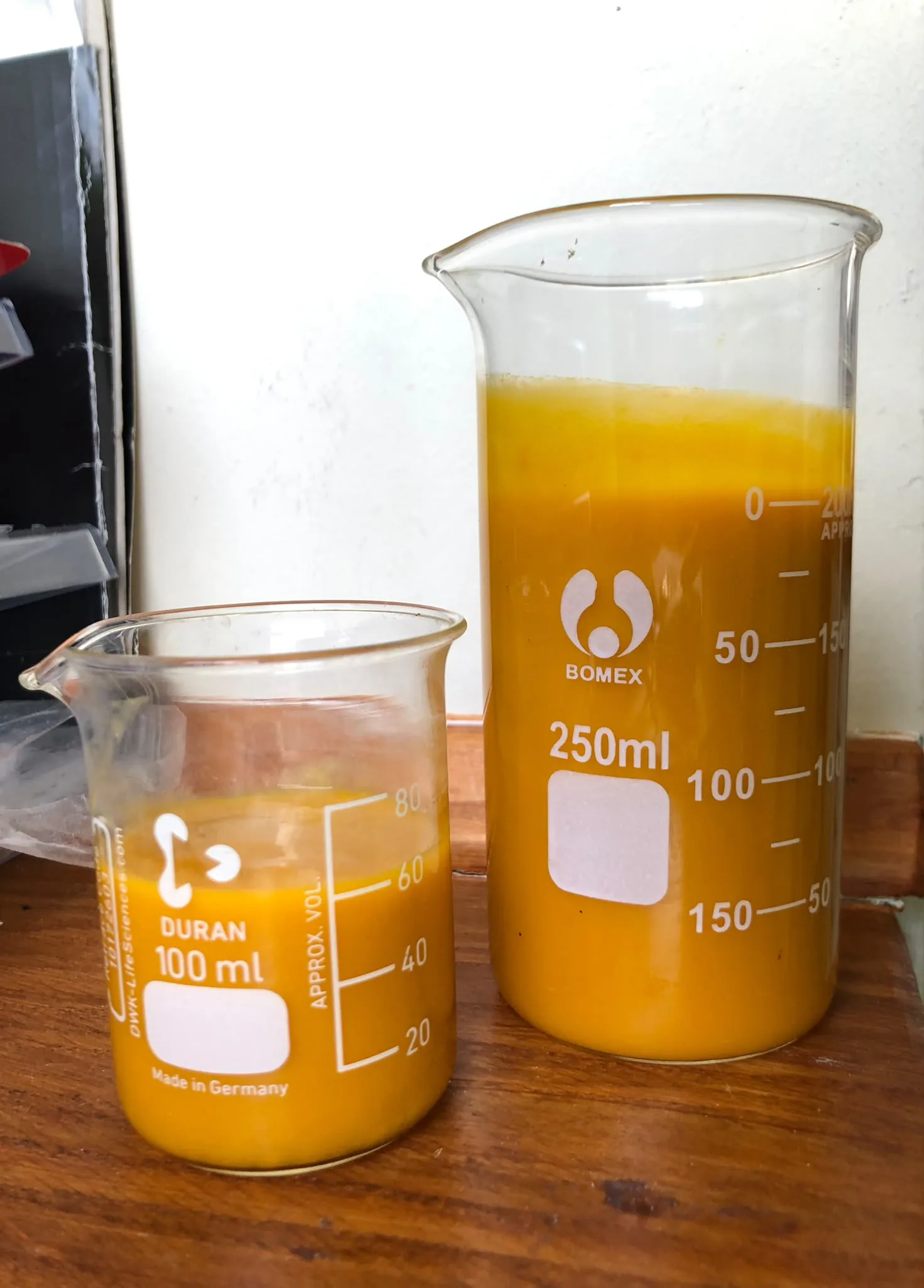 Mango pulp samples in laboratory beakers – Brix and colour comparison